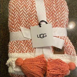 UGG LEIGH HERRINGBONE CORAL SNOW 50 X 70 BLANKET